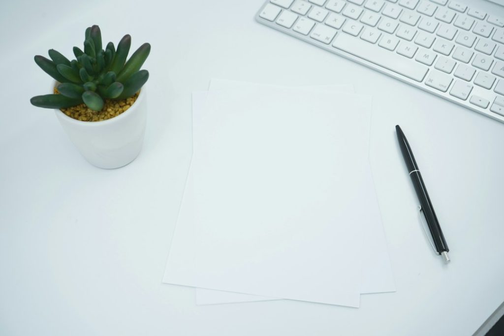 Documents près d’un clavier et d’une plante