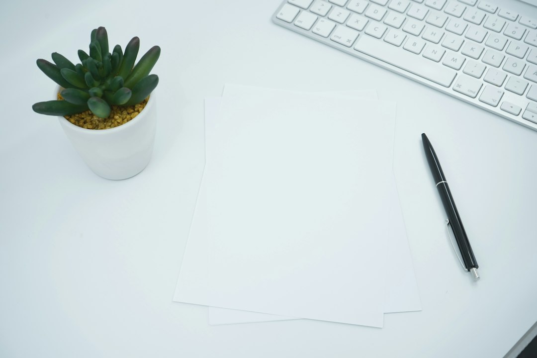 Documents près d’un clavier et d’une plante