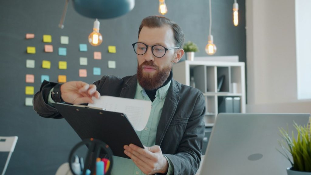 Professionnel consultant des documents à son bureau