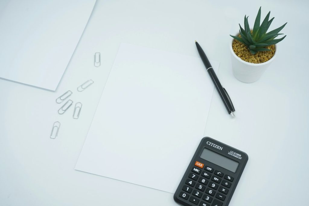 Feuille, stylo et calculatrice sur un bureau