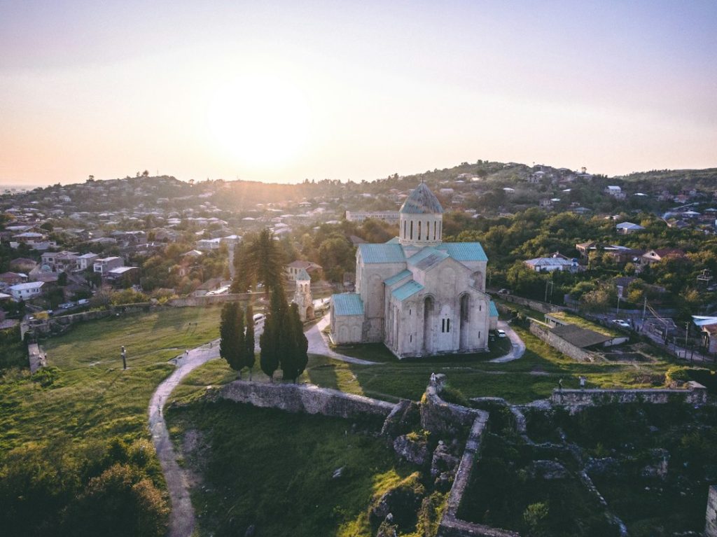 Vue aérienne de Koutaïssi et de ses bâtiments